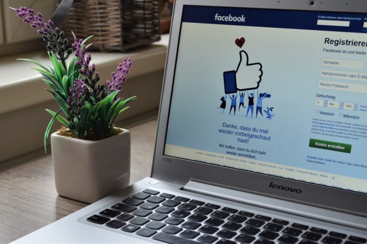 Grandes empresas boicotam Facebook e ensinam sobre ambiente positivo - imagem de banco com computador no facebook